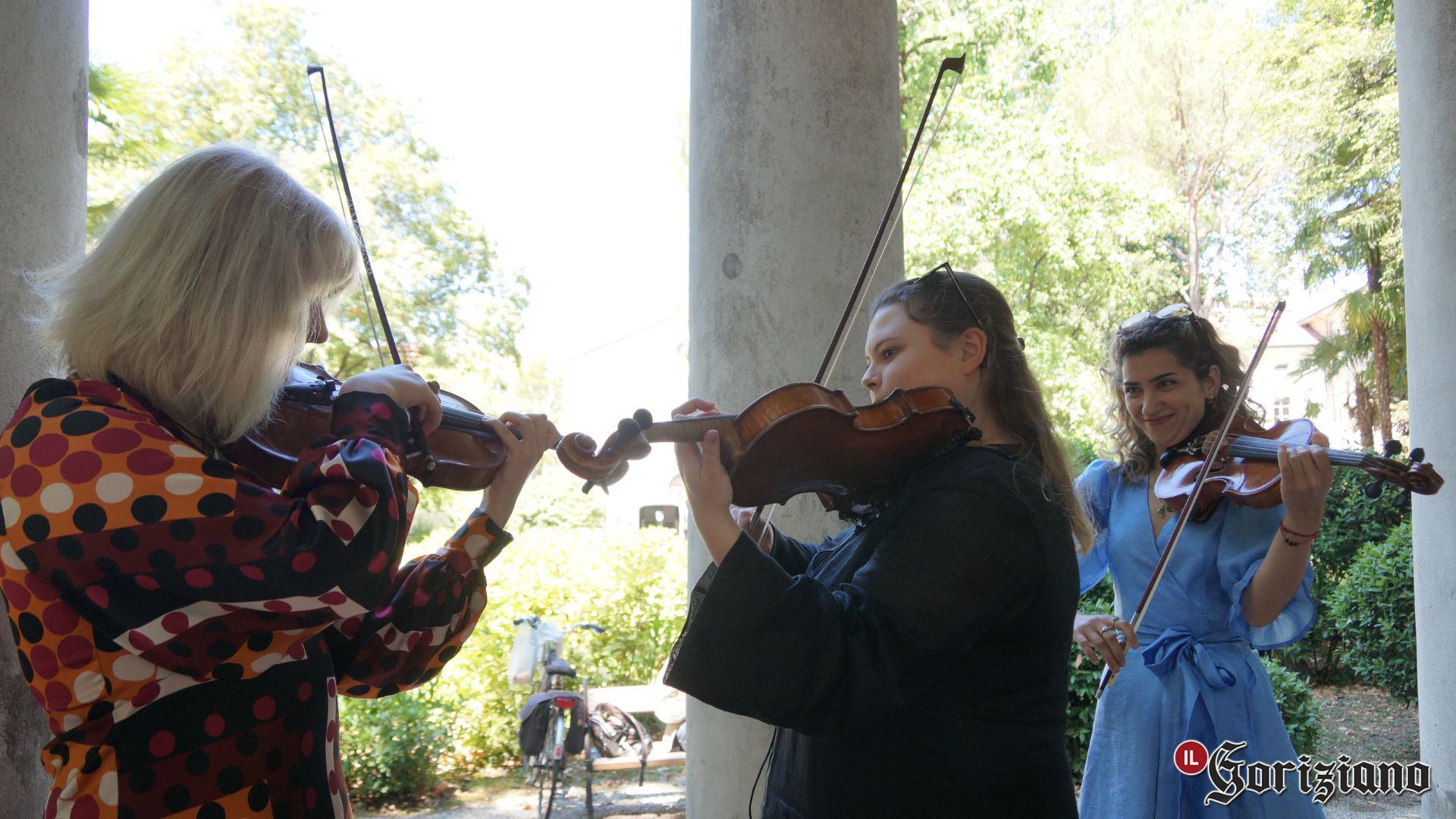 Gorizia accoglie le tre violiniste russe, «la musica messaggio di pace»